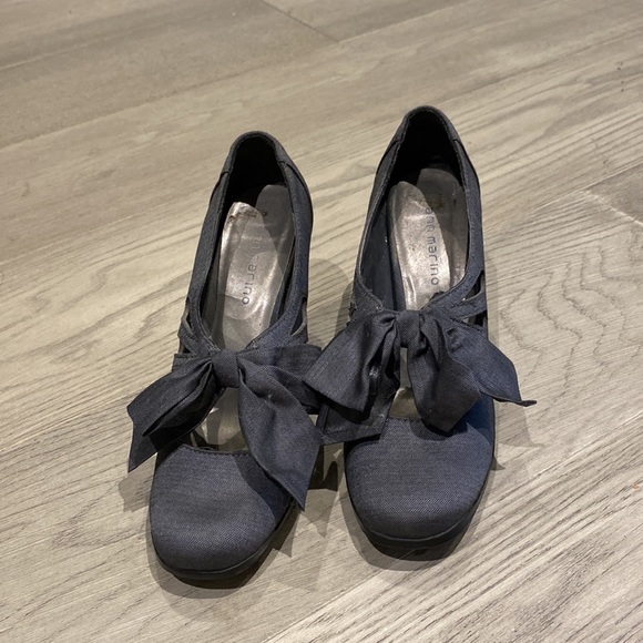 Ann Marino | Gray Bow & Cut Out Heels | Size 7.5 - Picture 2 of 5